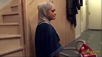Девушка в хиджабе трахнута в задницу